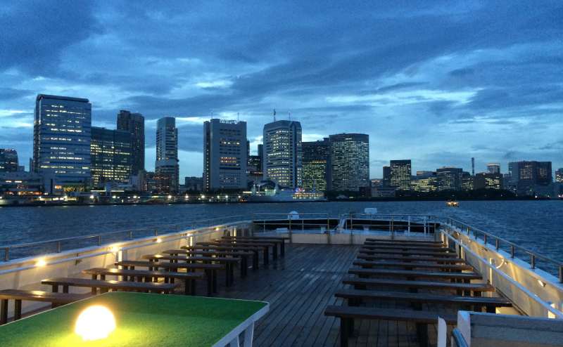 クラス最大級のデッキ。運航中も人数制限なくデッキにてお過ごし頂けます。