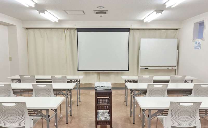 第四会議室 3名掛け最大24席【高崎駅徒歩7分 販売利用OK】プロジェクター|スクリーン|ホワイトボード|Wi-Fi|無料