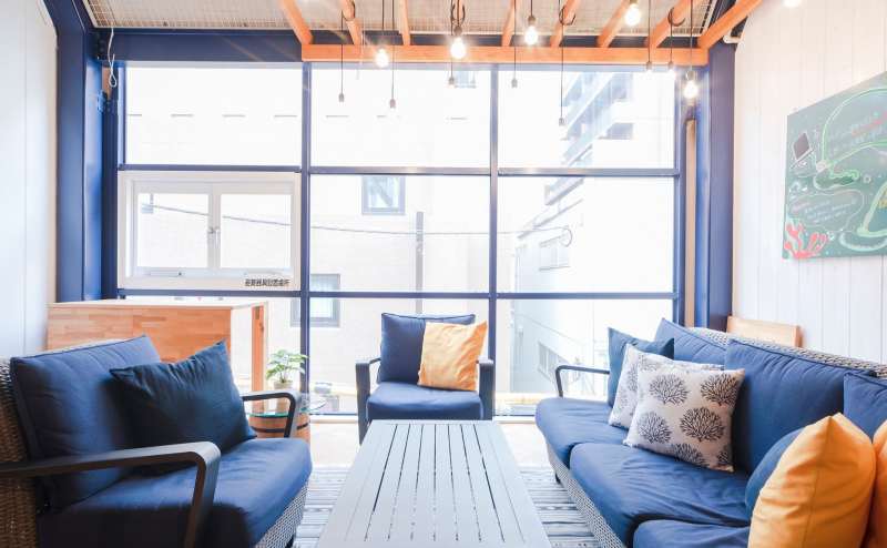 4人がけソファー　１つ　 1人がけソファー　２つ　 のんびり過ごしていただけます