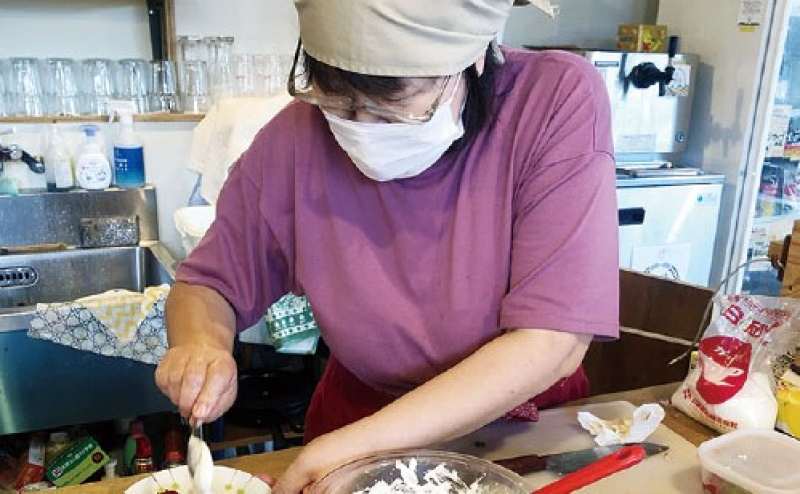 お料理の得意なサナエさん。自慢の料理を直接お客様に味わっていただきたいという夢が叶いました