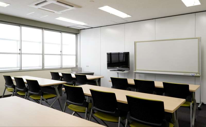 正方形34.6㎡の使いやすい会議室です。※スクール形式　18名着席可能。