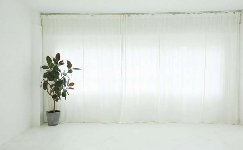 窓にカーテンをすることで明るい中にも柔らかな雰囲気に