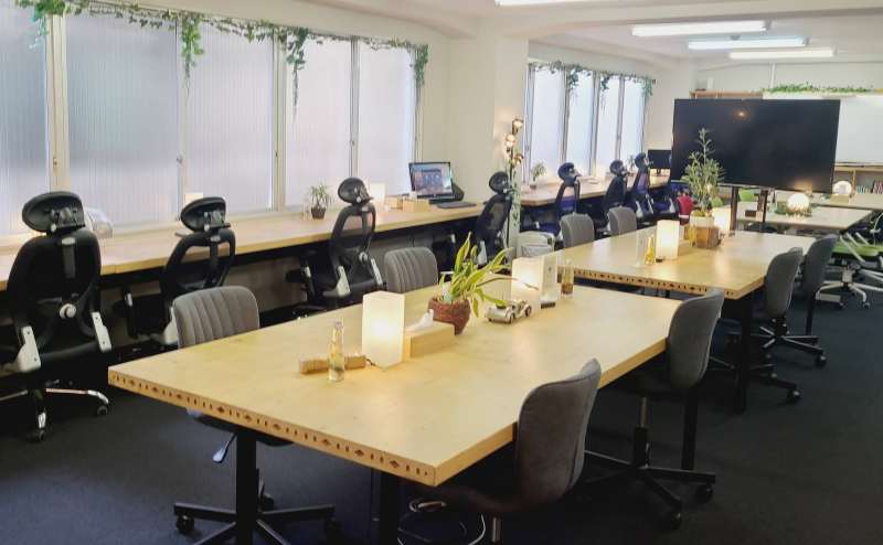 オフィスエリア半面プランはモニターから手前までの半面利用可能！ 全18席。