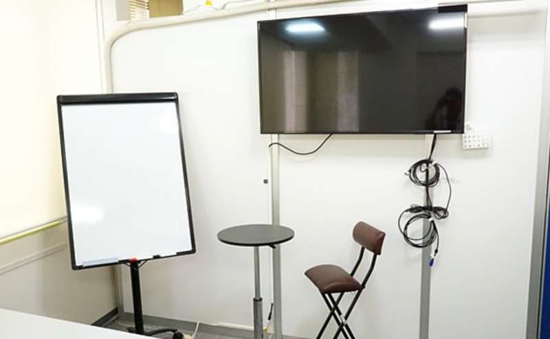 50インチ大型モニターとホワイトボード完備。無料でご利用いただけます