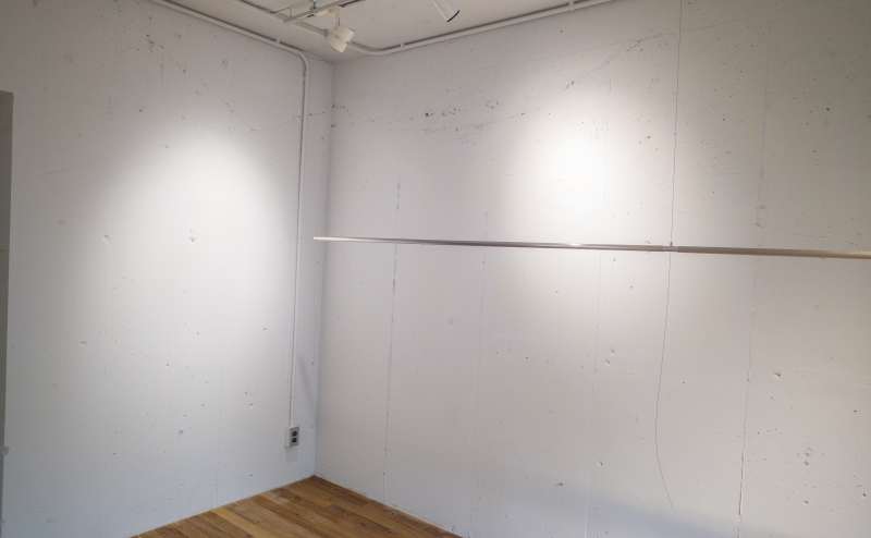 白壁×無垢フローリングエリア｜壁は白塗装で統一