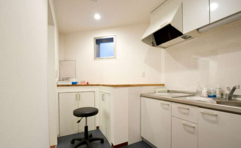 控室を別の角度からみたところです。パーティーなどのご利用では飲食も可能です。ご相談ください