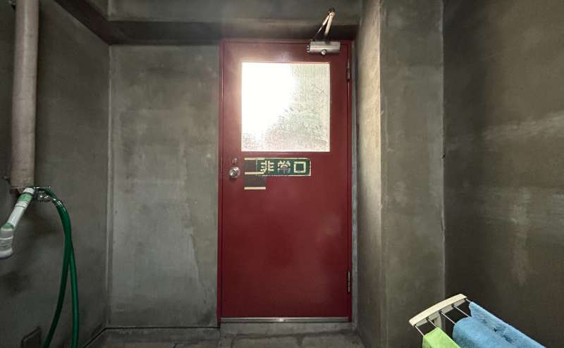 【※通用口扉を出た後、右手の赤い扉を出ると外に繋がります。】 - TIME SHARING 竹橋 旺巧ビル 4Fの写真