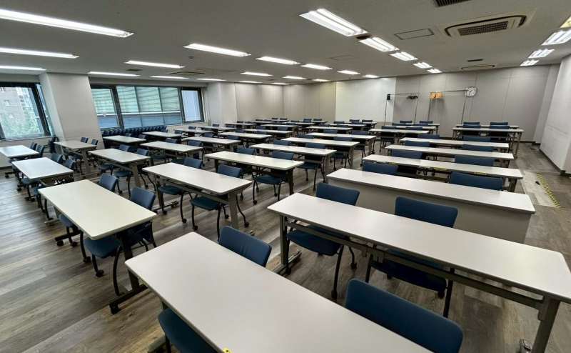 スクール形式で76名～100名着席可能です！】