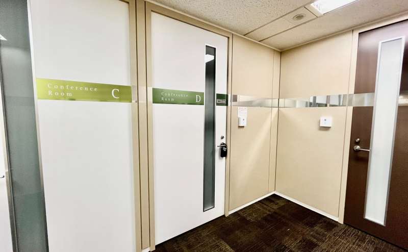 【ドアノブにキーボックスがございます。予約案内に記載の暗証番号に合わせてカードキーをお取りください。】