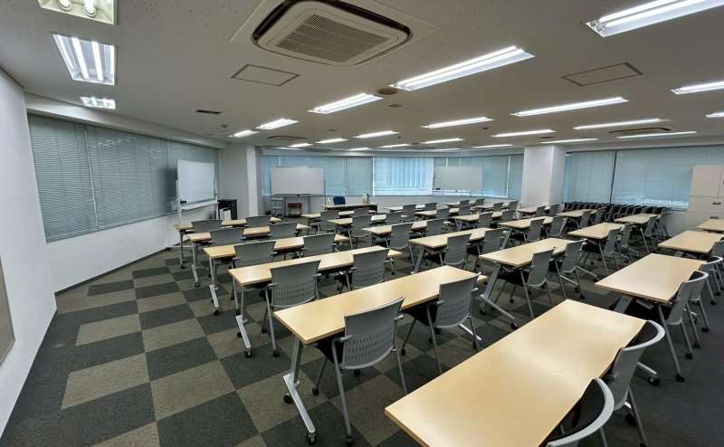 【プロジェクターやマイク類は有料備品のためオプションよりお申込みください。】