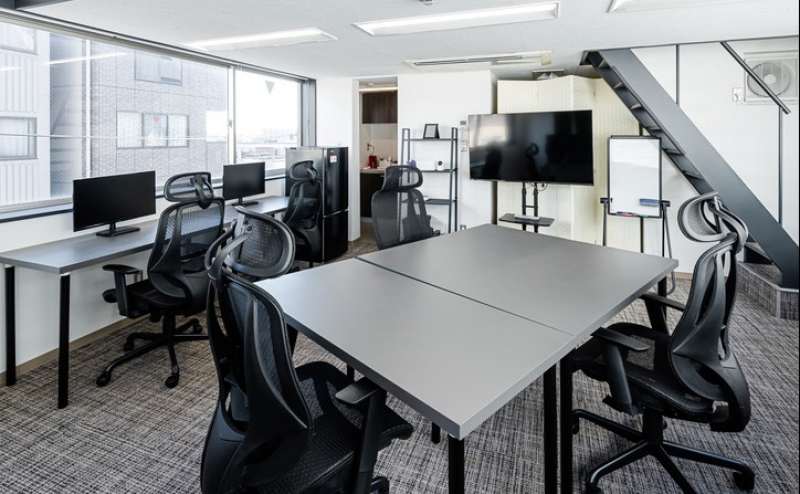 Wi-Fi無料完備です。大型外付けPCモニタあり。Web会議や上映会、試写会にもぴったりです