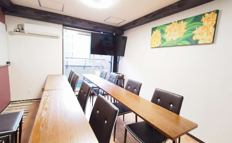 テーブルと椅子をホワイトボードに向けた教室・セミナー向けレイアウト