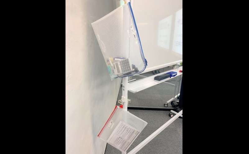 青が備品です。赤は説明書となります。