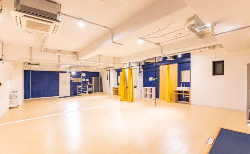 レンタルスペース 【心斎橋駅から徒歩５分！】１５人収容可能！ダンスができるレンタルスタジオ｜幅5.4ｍ、高さ2ｍの大型鏡｜ダンスに最適