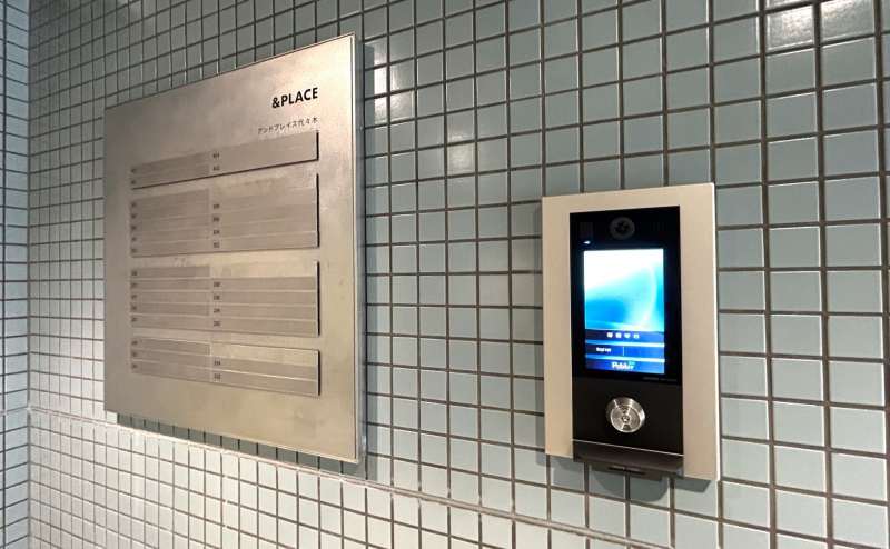 【インターフォン操作で共用扉の開錠が可能です。入室方法はご予約完了メールをご確認ください。】