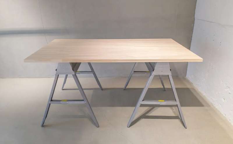 備品｜テーブル 幅：150cm / 奥行：87cm / 高さ：75.5cm  ×2台