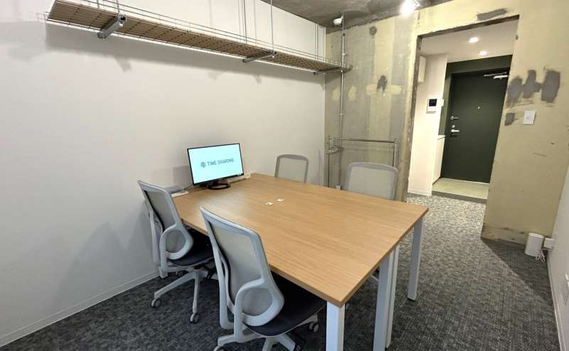 【代々木駅 5分！便利な駅近♡】無料Wi-Fi♪会議やテレワーク利用に最適な完全個室☆代々木 ＆PLACE 102