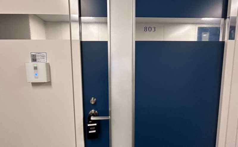 【ご予約の部屋まで進みドアノブにあるキーボックスよりカードキーをお取りの上、SECOMセンサーに当ててオートロックを解除ください】