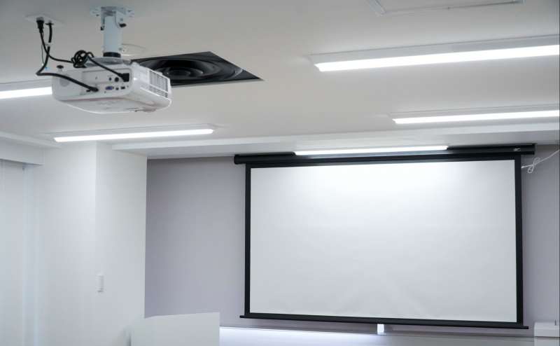 プロジェクター HDMI（VGA,Type-C,Thunderboltの変換機あり）