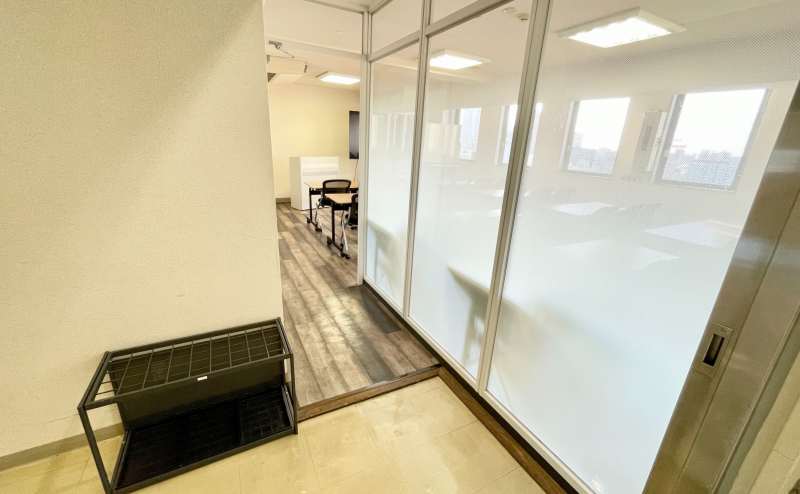 【会議室の入口側は半透明の壁になっているので、中に入りやすいです】 - TIME SHARING 四谷8Aの写真