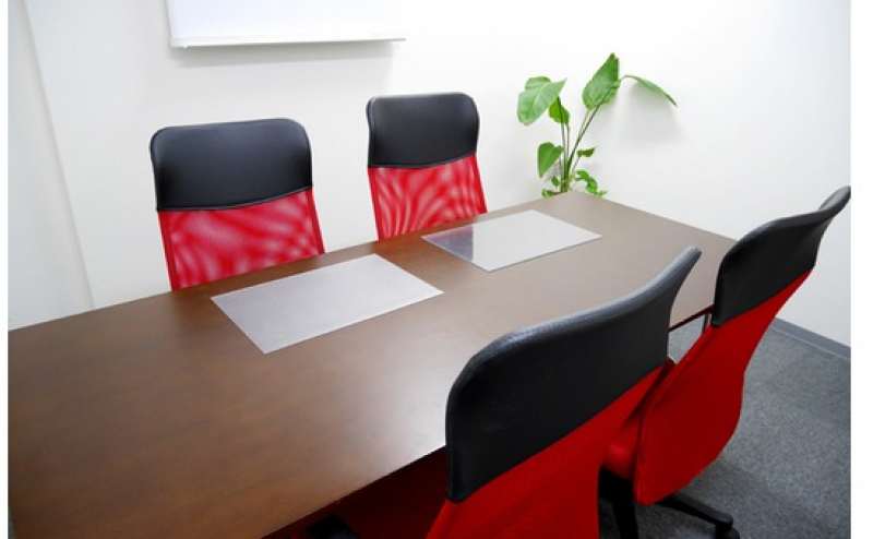 コンパクトなサイズの会議室  少人数での会議やミーティングに