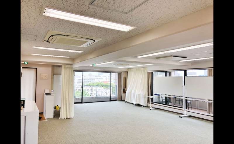 四方に窓がございます