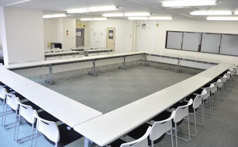 広々会議室はどんなレイアウトにも対応可能。使用目的に合わせてご自由にお使いいただけます