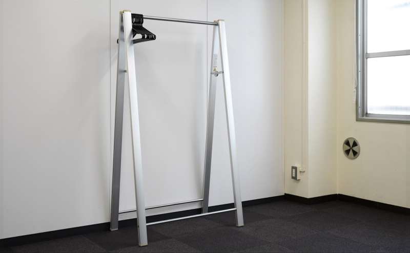 ハンガーラックを1台ご用意しております。(幅約900mm)