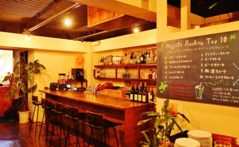 カウンターバーのあるおしゃれな空間