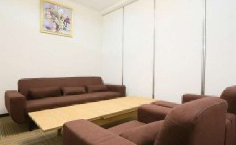 ゆったりとしたスペースの応接室です