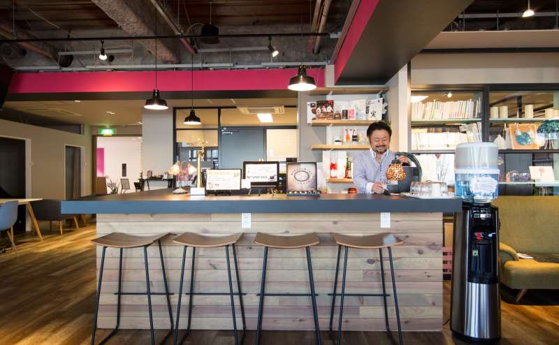 カフェエリア＆バーも充実しています