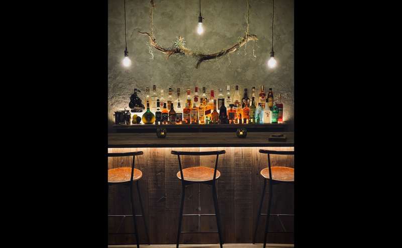 バーのような雰囲気も撮影可能。お酒は自由に動かせます。