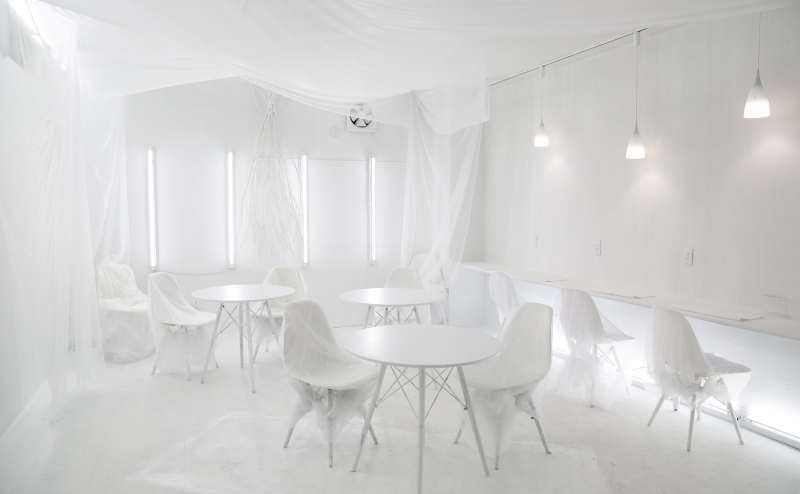 真っ白なフロアの写真。レイアウトは自由に変更できます。