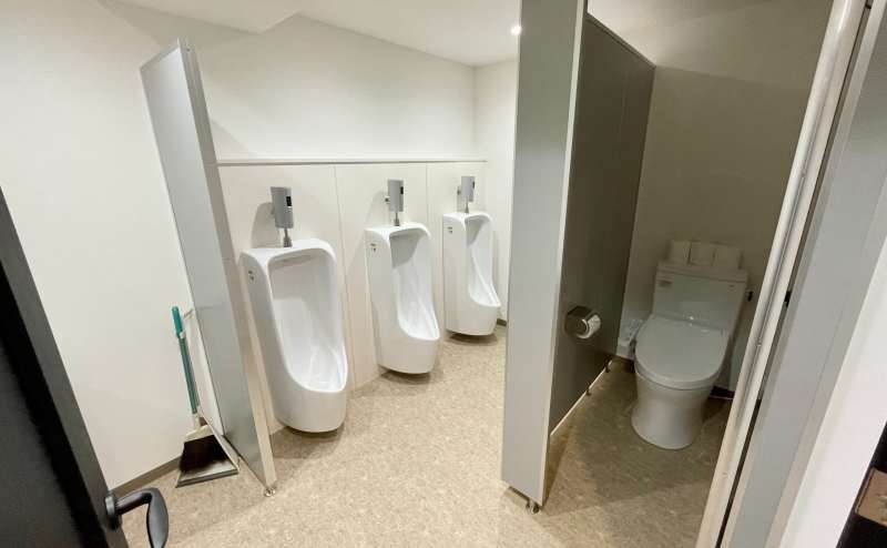 【男性トイレ（小便器×3,個室×1）】 - TIME SHARING 新宿御苑前 壱丁目参番館8Bの写真