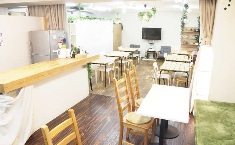 手前）カフェスペース＋カウンタースペース　/　奥）イベントスペース