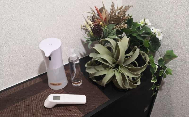 スペース入り口です。コロナ対策備品がございます（体温計、アルコールスプレー、次亜塩素酸水）。ほかに除菌シートもございます。