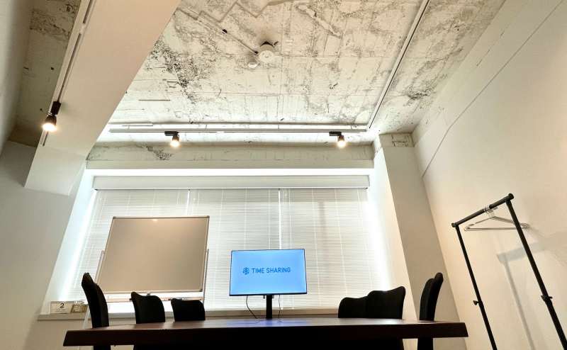 【真っ白な壁×剥き出しの天井×レールライトがおしゃれな空間】 - TIME SHARING 六本木 第6DMJビル 4Dの写真