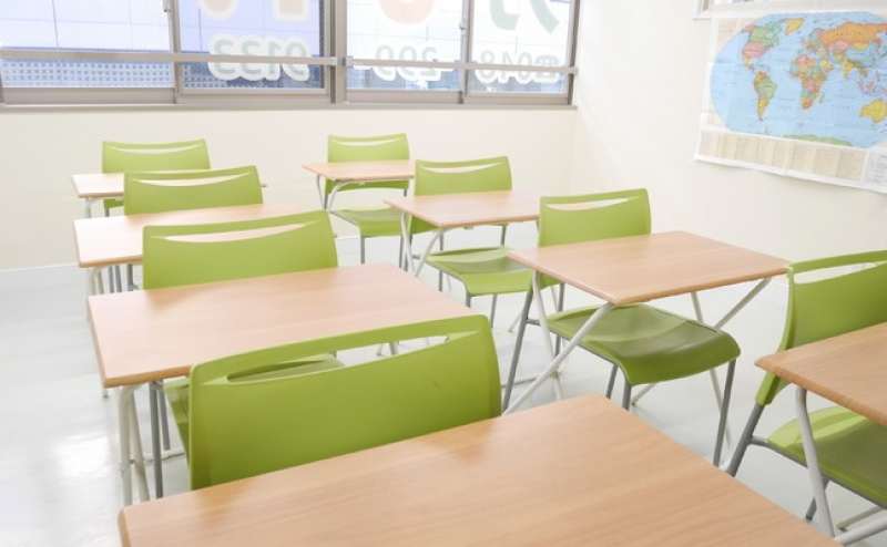 大き目の窓からは明るい光が差し込みお部屋を一層明るく