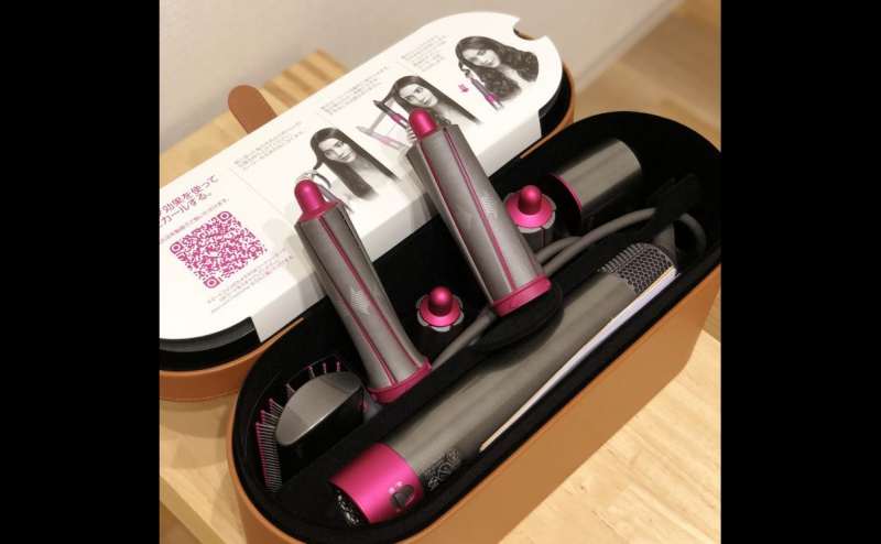 女性ロッカーにはdyson社のカールもできる最新ヘアドライヤーをご用意しています