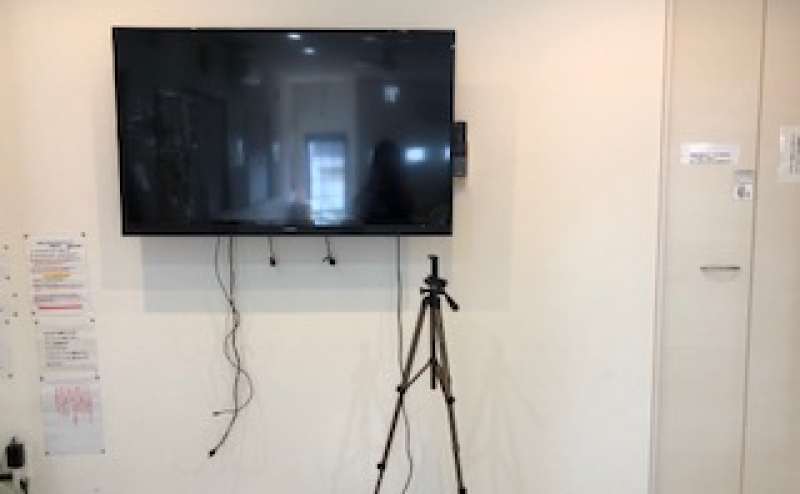 大型モニターも設置。YouTubeの画像見ながらダンスの練習できます