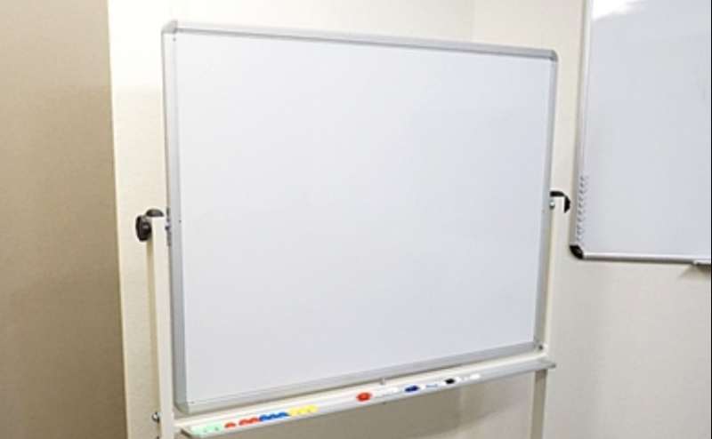 ホワイトボードは固定式と可動式の2台ございます。セミナーやグループワークに