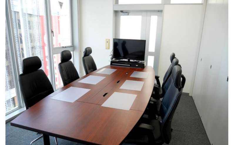 【6階小会議室A】定員7名  眺め良し☆駅から徒歩5分の駅近！居心地の良い椅子と大きな窓が自慢の会議室