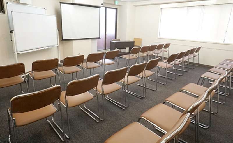 机を片付けてシアター形式に。椅子だけのご利用で広々