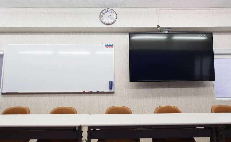 大型ホワイトボードとモニター