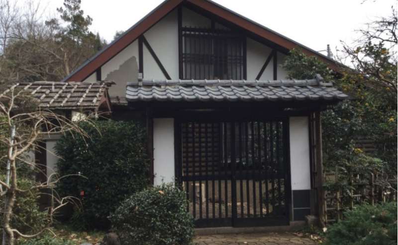 門を表から見た図です この奥が本館となっております