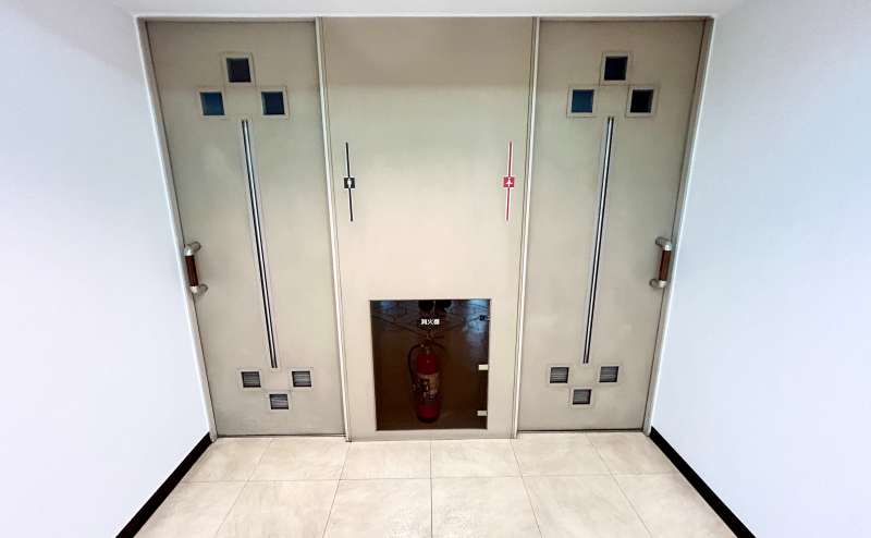 【お手洗いは共用扉を出て突き当りにございます】 - TIME SHARING 銀座三丁目ビルディング5Fの写真