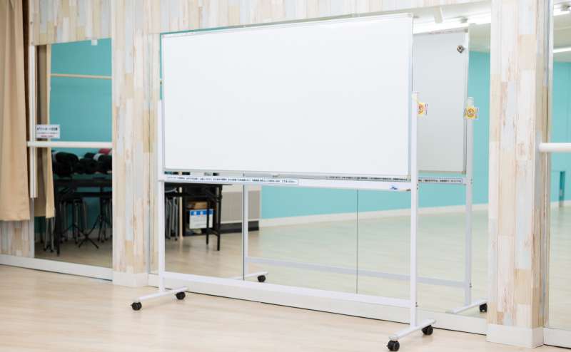 業務用エアコンで素早くご希望の温度にできます。大型扇風機もご利用ください