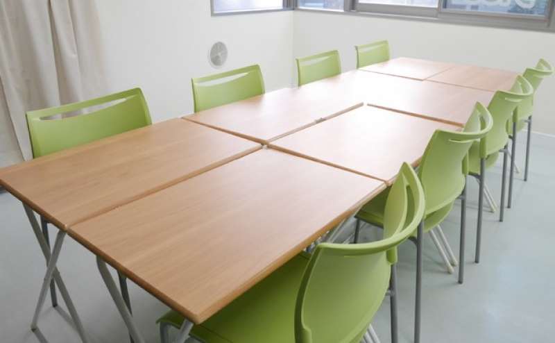 ウッドの机とグリーンの椅子がお部屋を爽やかに演出