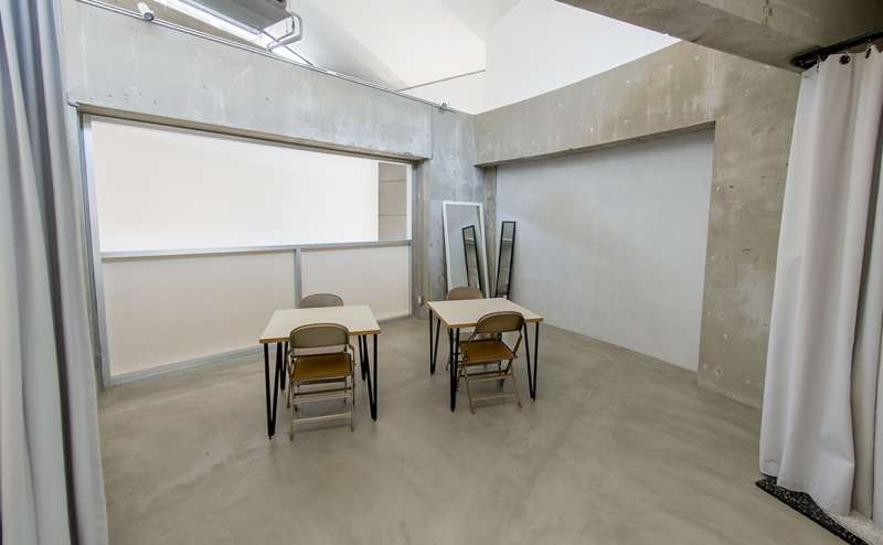 ショールームエリア｜カーテンで自由に空間を区切り、バックルームとしても使えるフレキシブルな設計。ショールームの世界観を損なうことなく、在庫や私物をすっきりと管理できます。