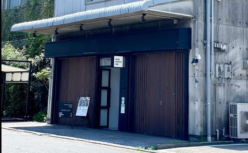 エントランス。搬入出口は１つのみ。間口 : H 2.2ｍ × W 1.44ｍ